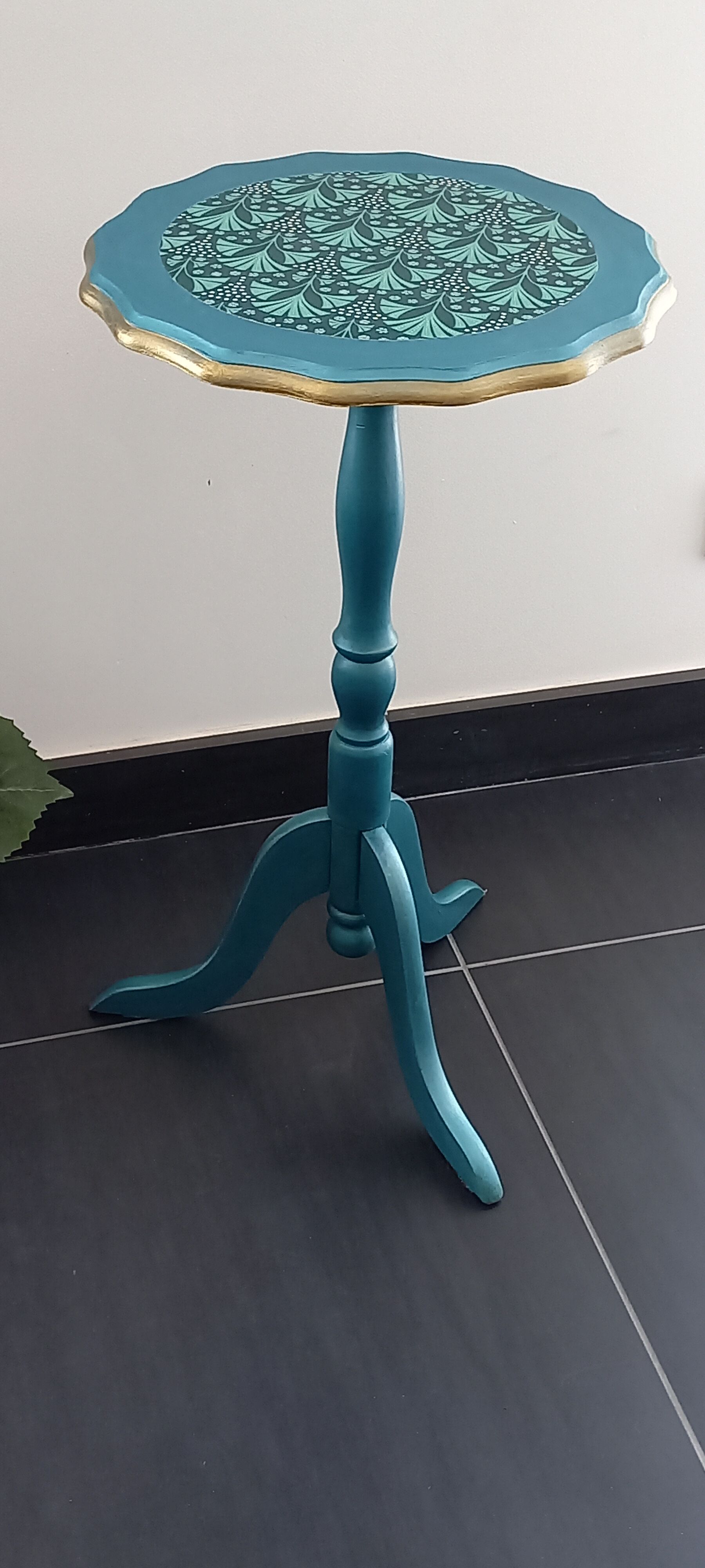 Vintage tripod pedestal table