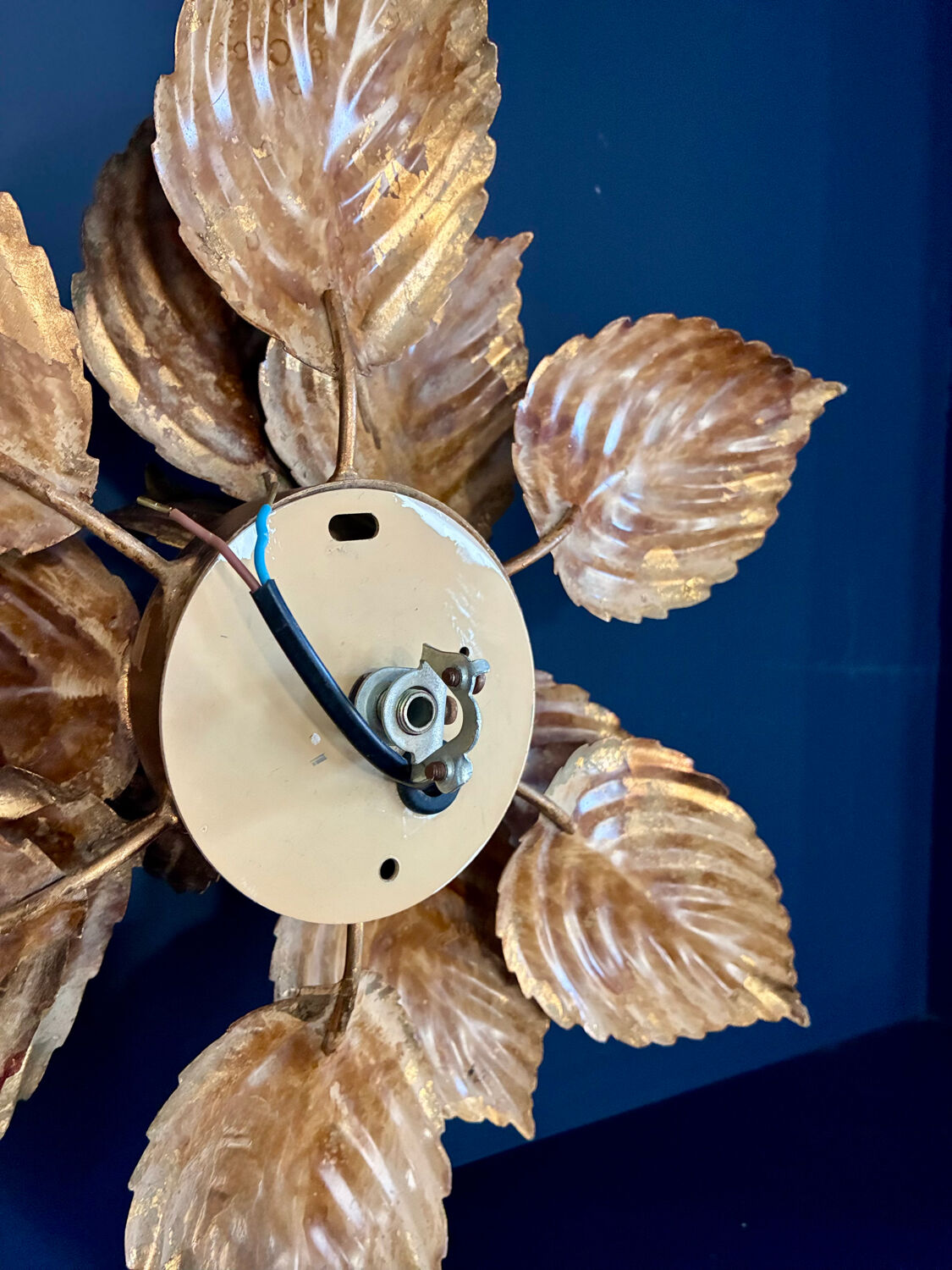 "Masca Italy" petal wall light in gilded metal - 1970.