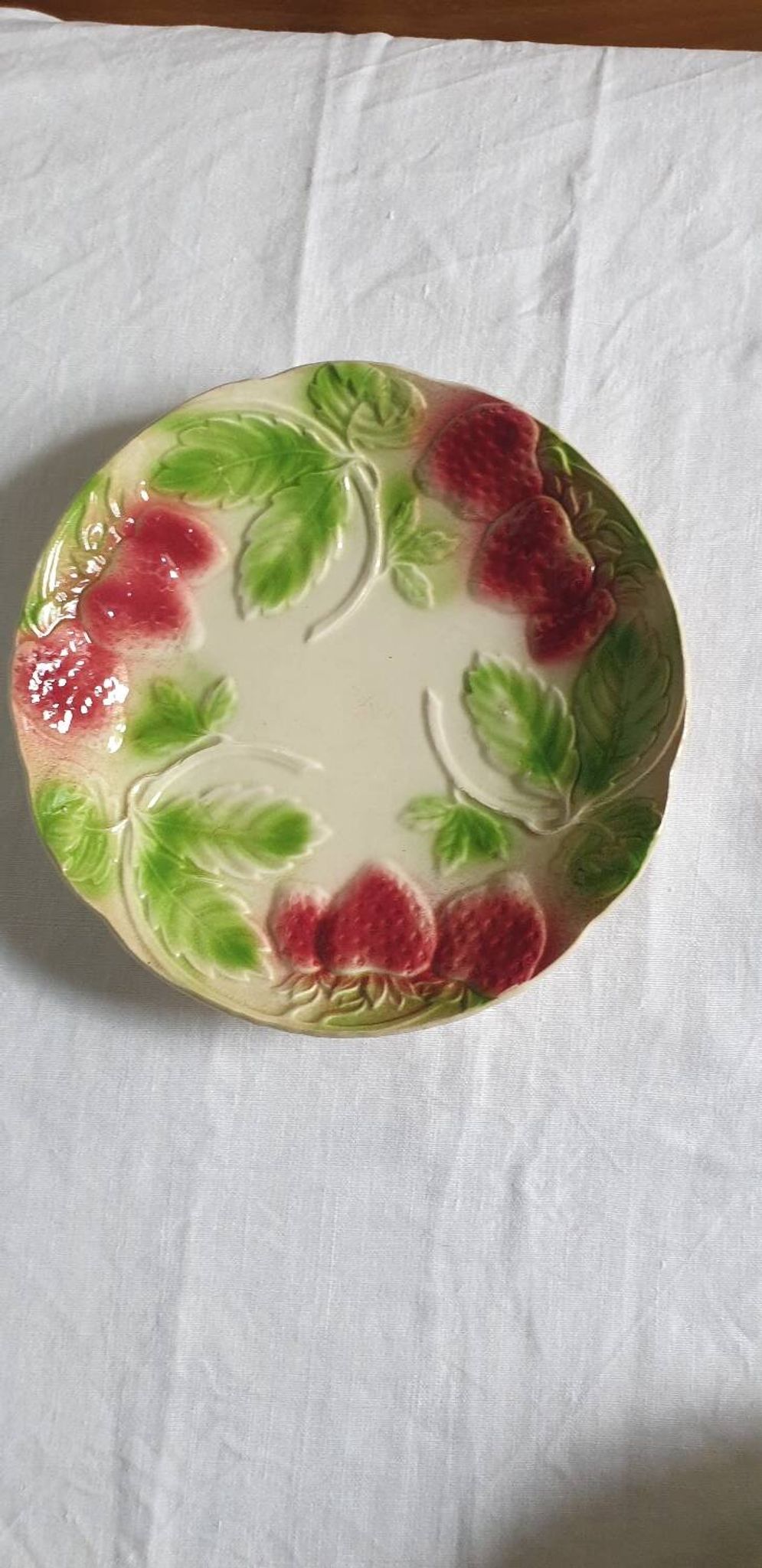 Six assiettes en barbotine décor fraises