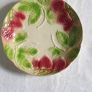 Six assiettes en barbotine décor fraises