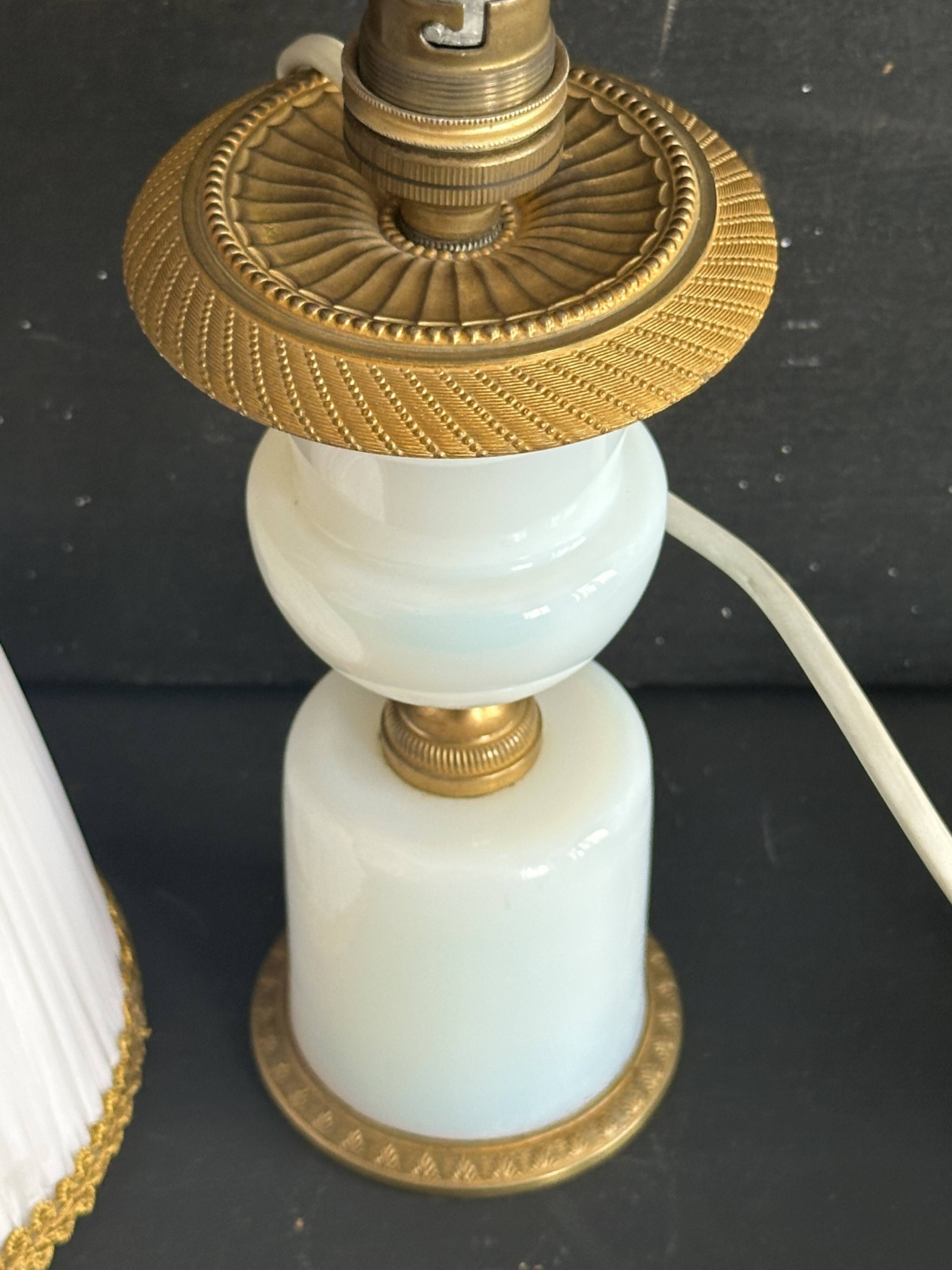 Lampe XIXe en opaline blanche et métal doré