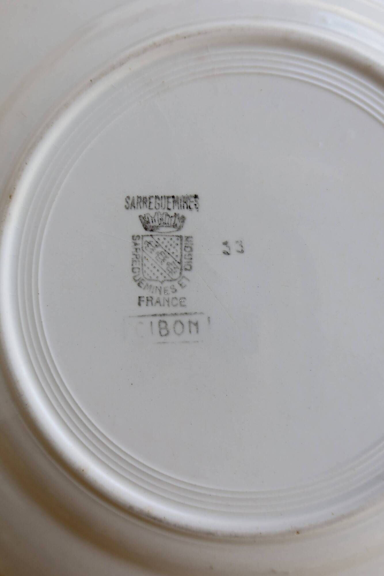 Round serving dish in Sarreguemines earthenware, Cibon model - Floral decoration