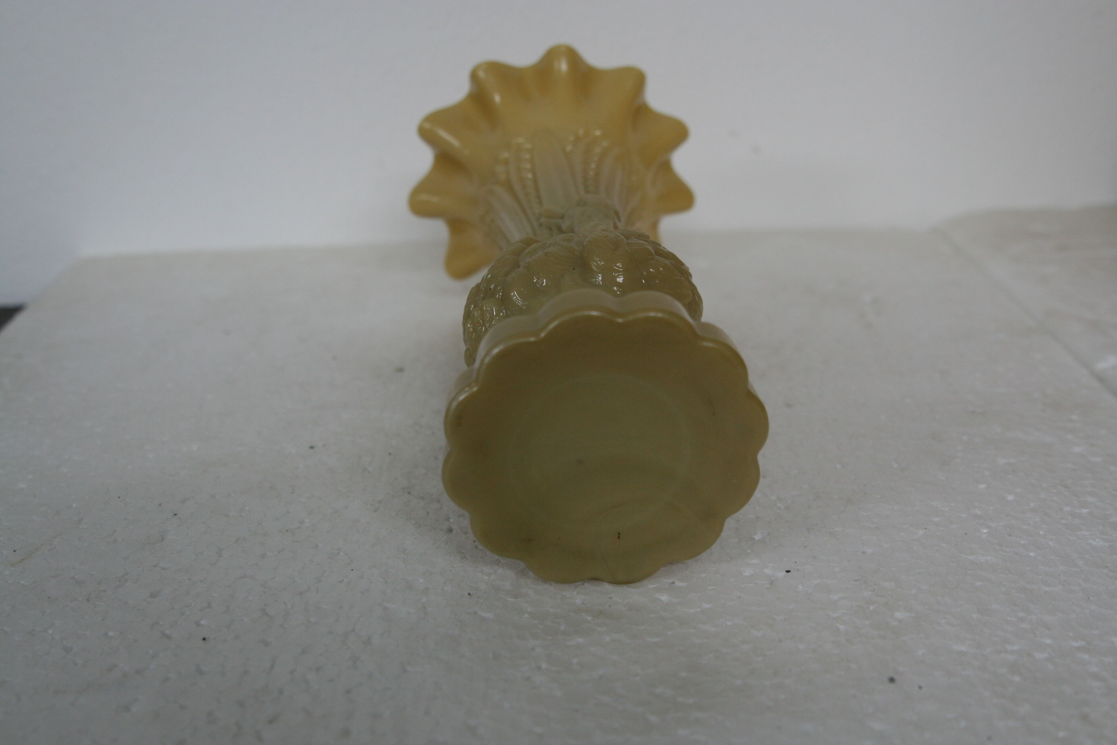 Opaline beige swan decor vase