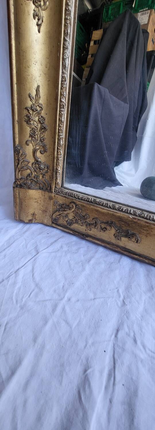 Antique Louis Philippe style gilded mirror decorated with floral motifs