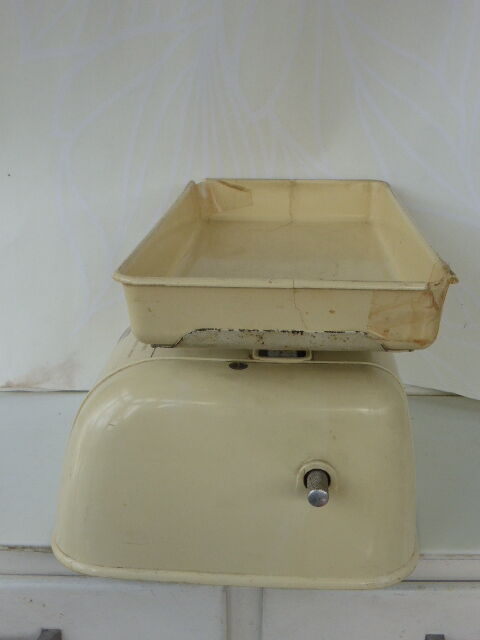 Beige vintage 1950 testut scale