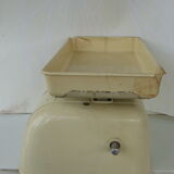 Beige vintage 1950 testut scale