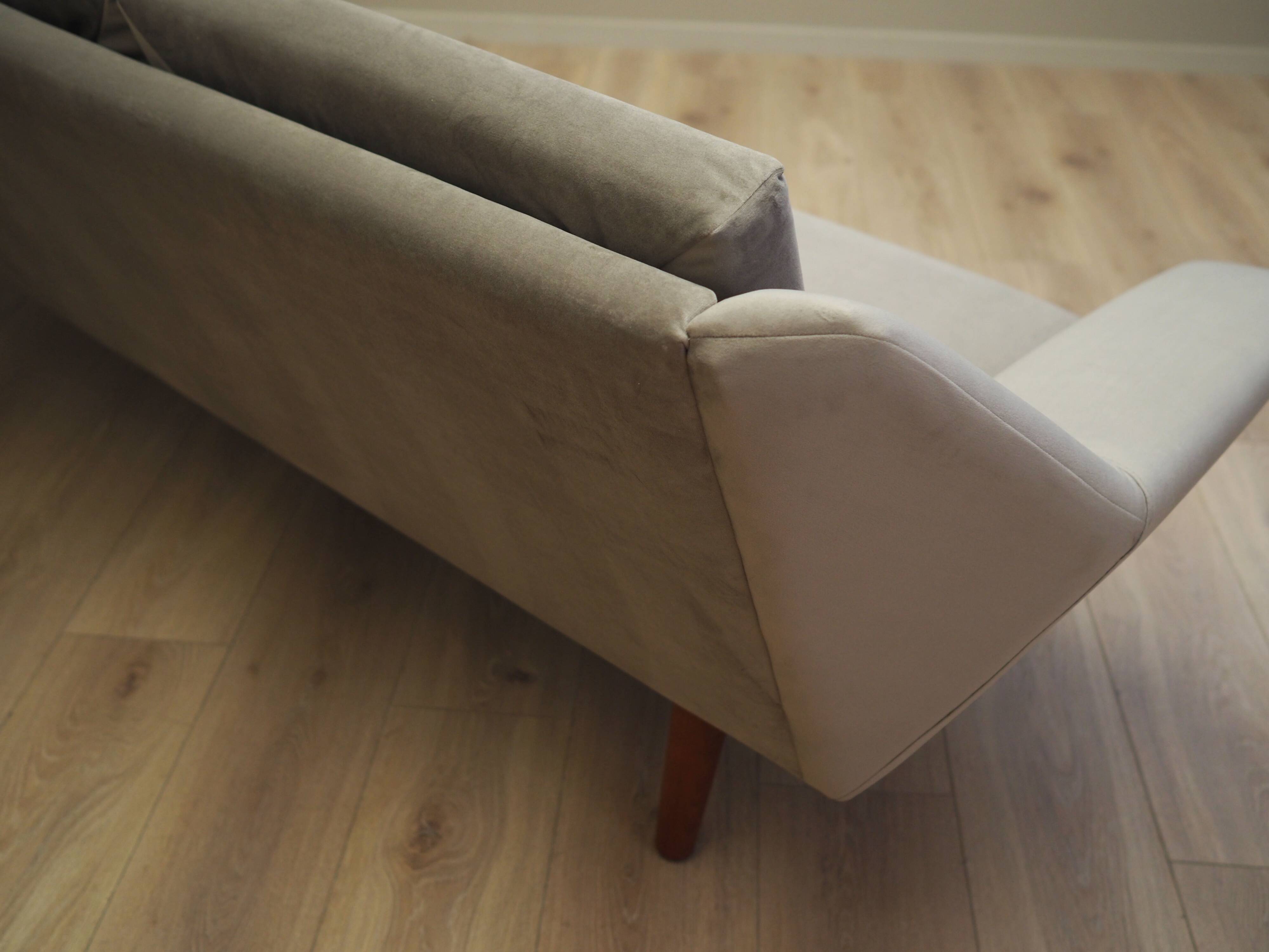 Canapé en velours gris, design danois, années 1980, production : Danemark