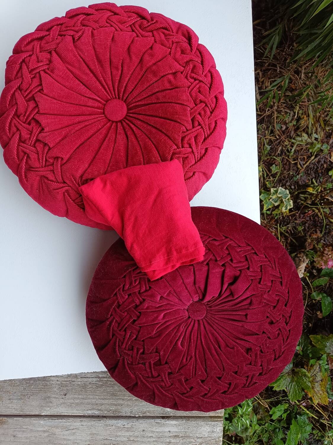 Round velvet cushion