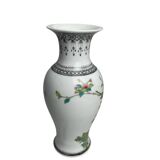 China, small porcelain vase from Jingdezhen with volatile decoration, 20th century.