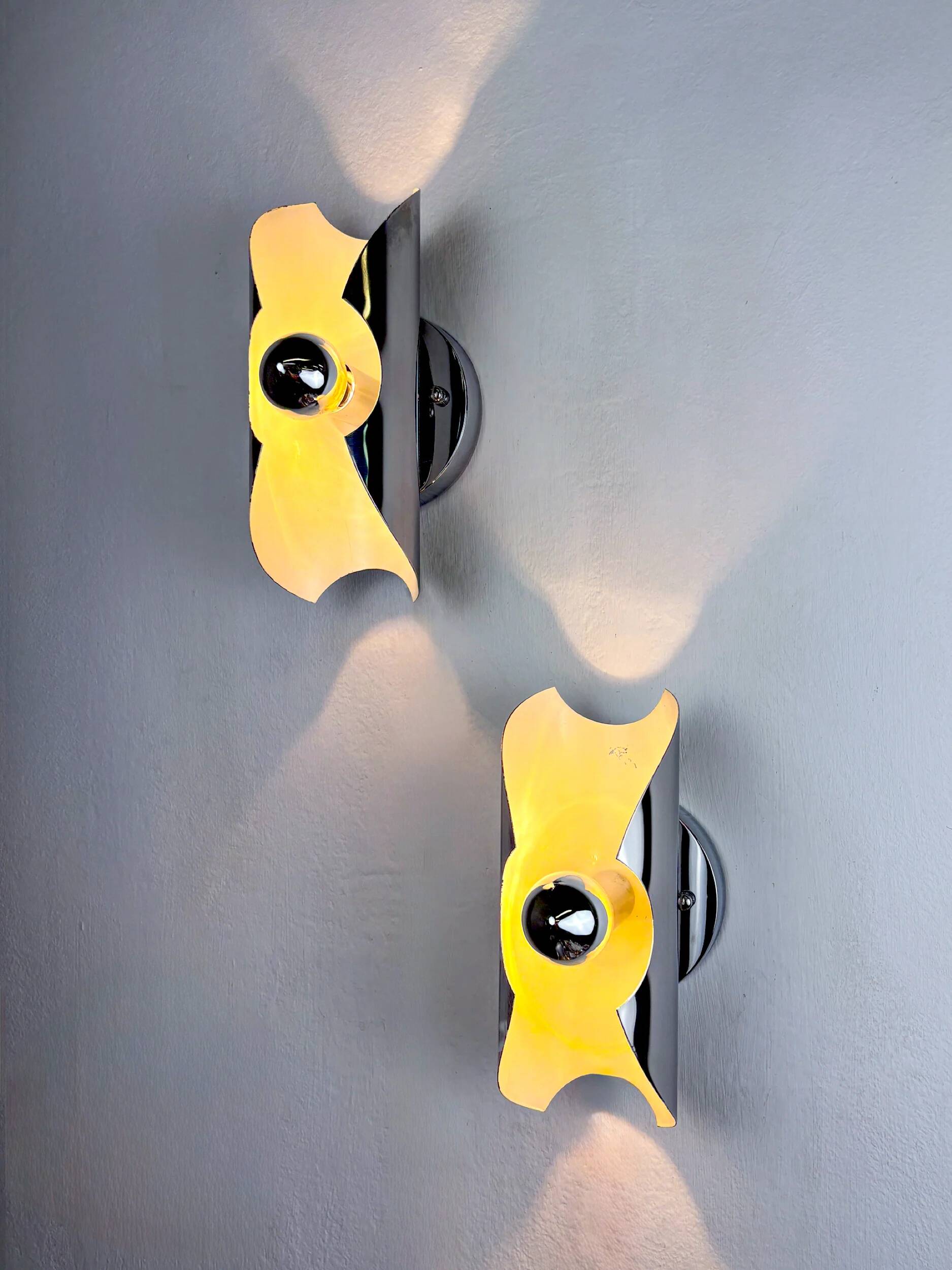 Pair of "folio" wall lights, space age, chromed metal, Italy, circa 1970s