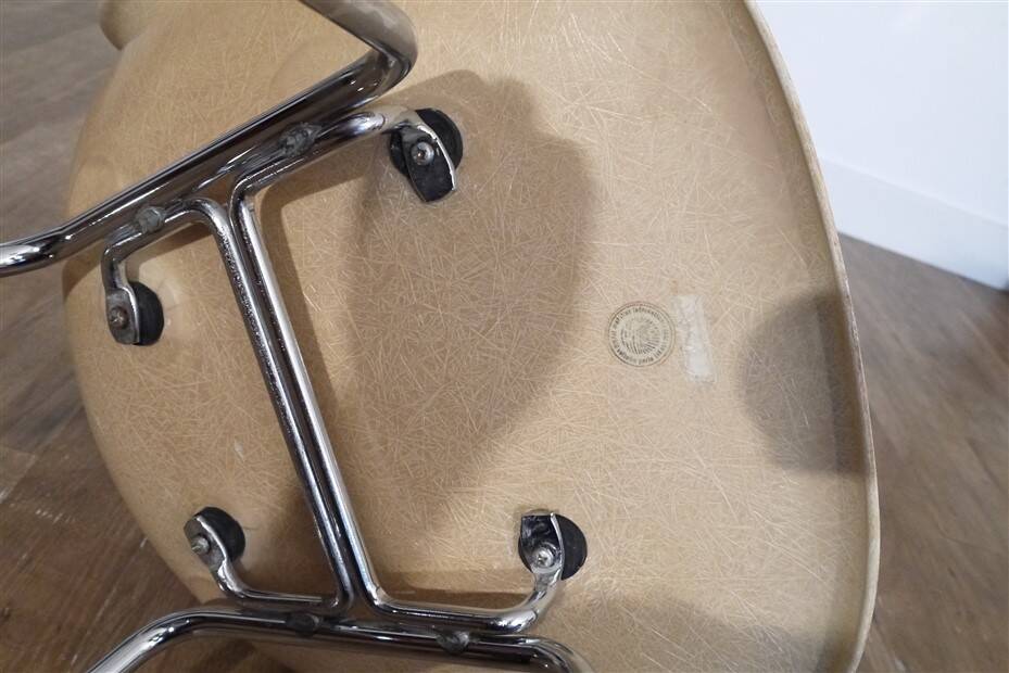 Dsw fiberglass chair Eames design 1960