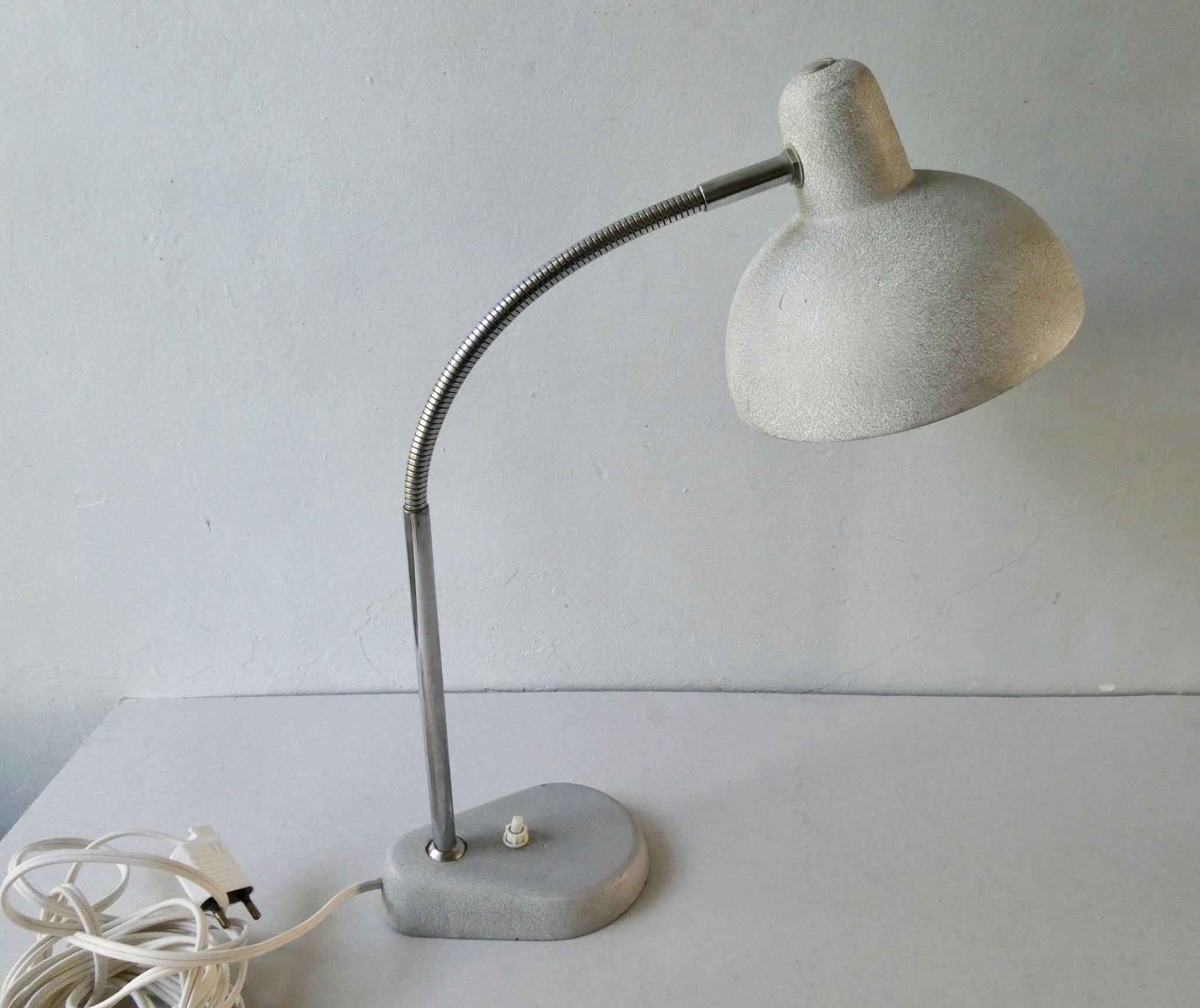 Lampe articulée Aluminor,  en métal gris clair des années 50