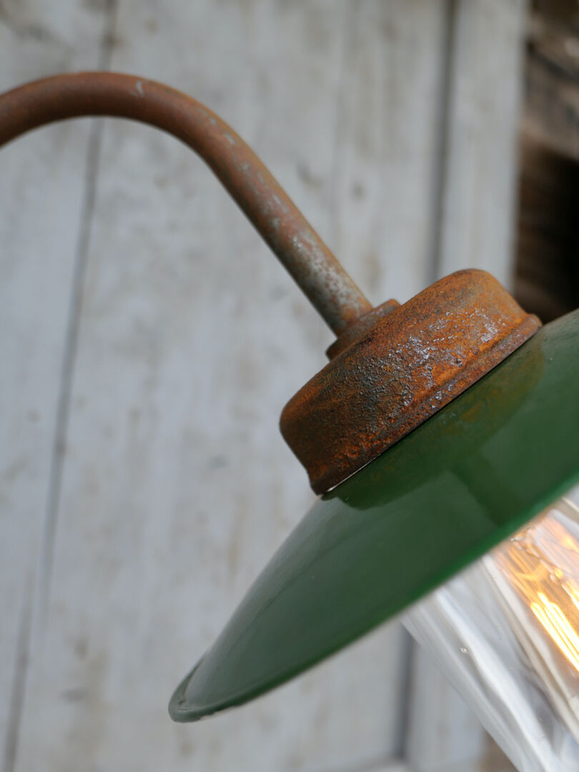 Apply metal and cast swan collar