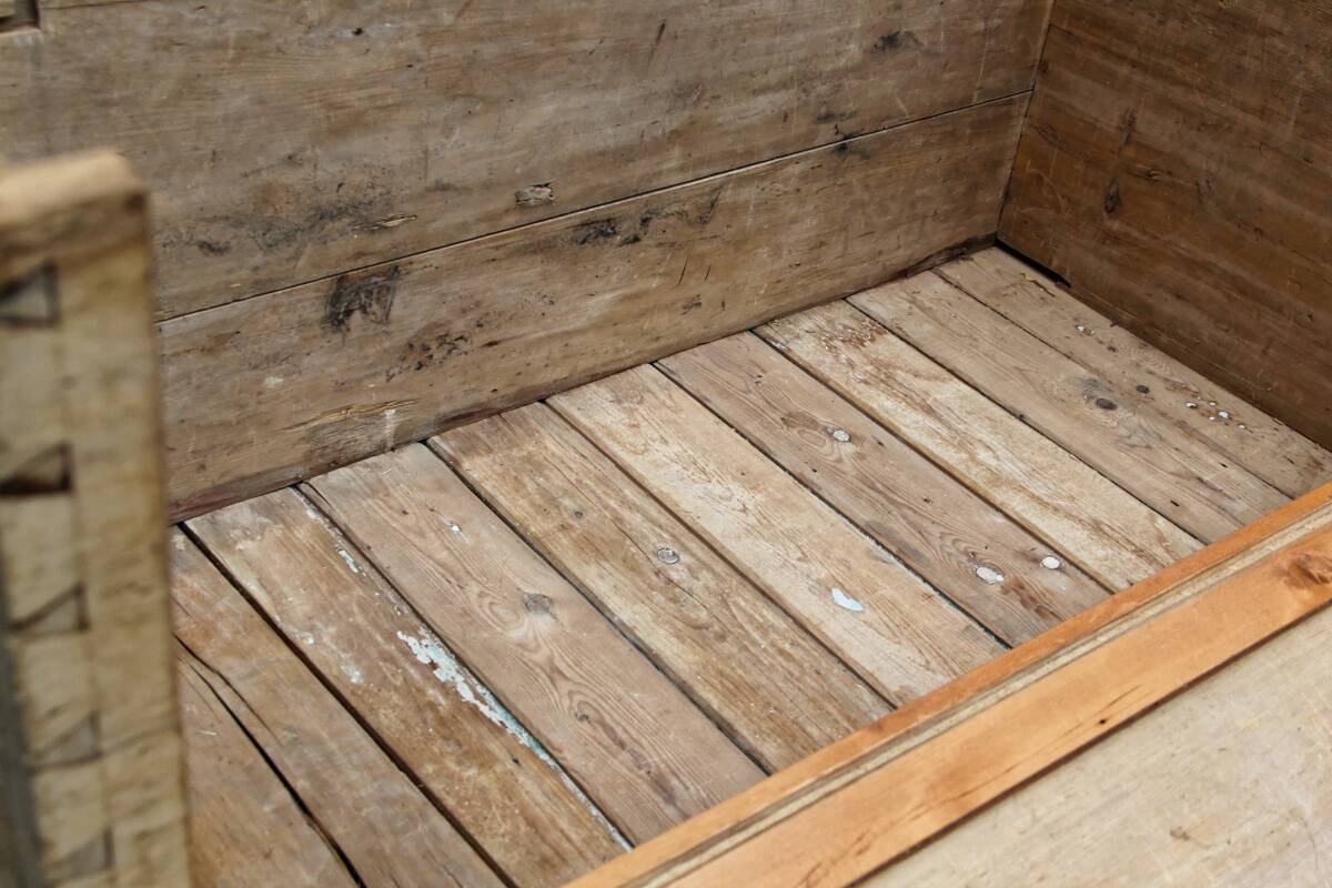 Old wooden chest, dovetail assembly