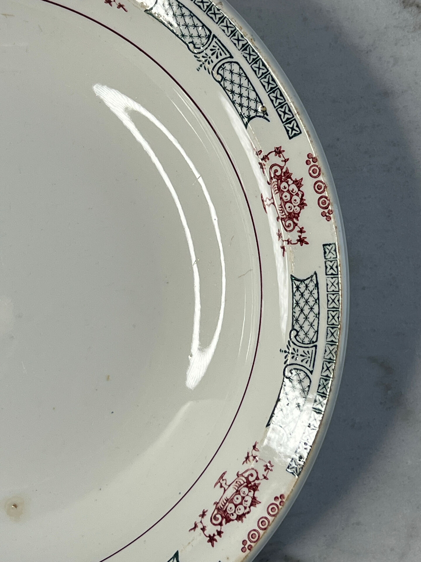 Plat de présentation en faïence Saint-Amand 26,5cm