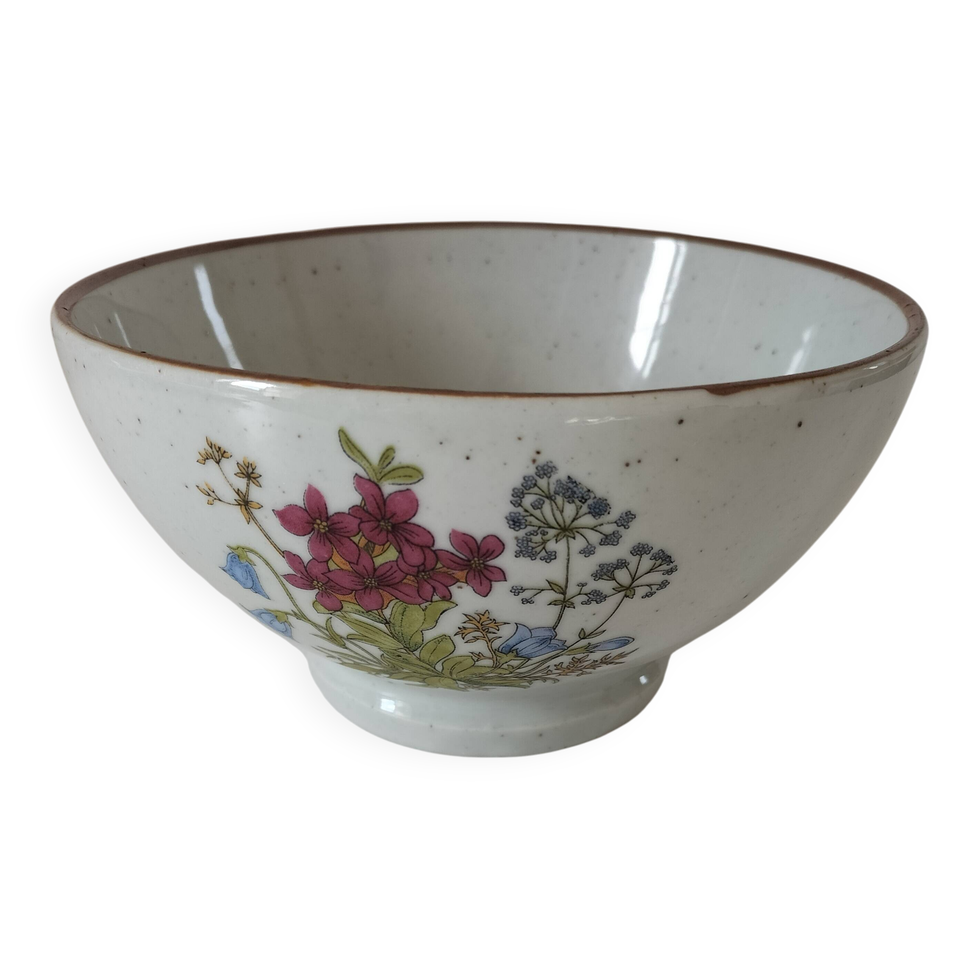 Large light grey speckled earthenware bowl with floral decoration – 1960s–1970s