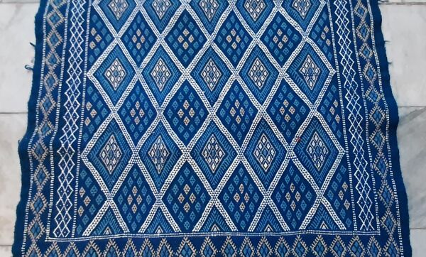 Tapis kilim bleu marocain  berbère  en laine fait à la main