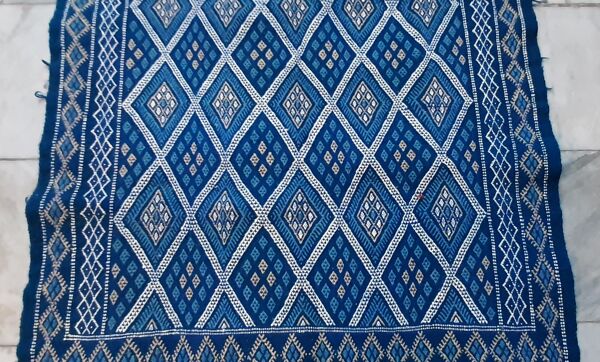 Tapis kilim bleu marocain berbère en laine fait à la main