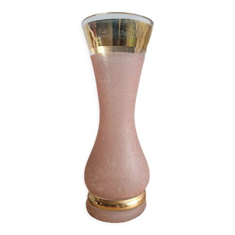 Vase en verre granité rose rebord et pied dorés