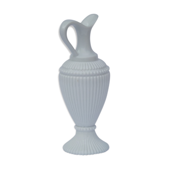 Pichet en verre blanc opalin façon porcelaine