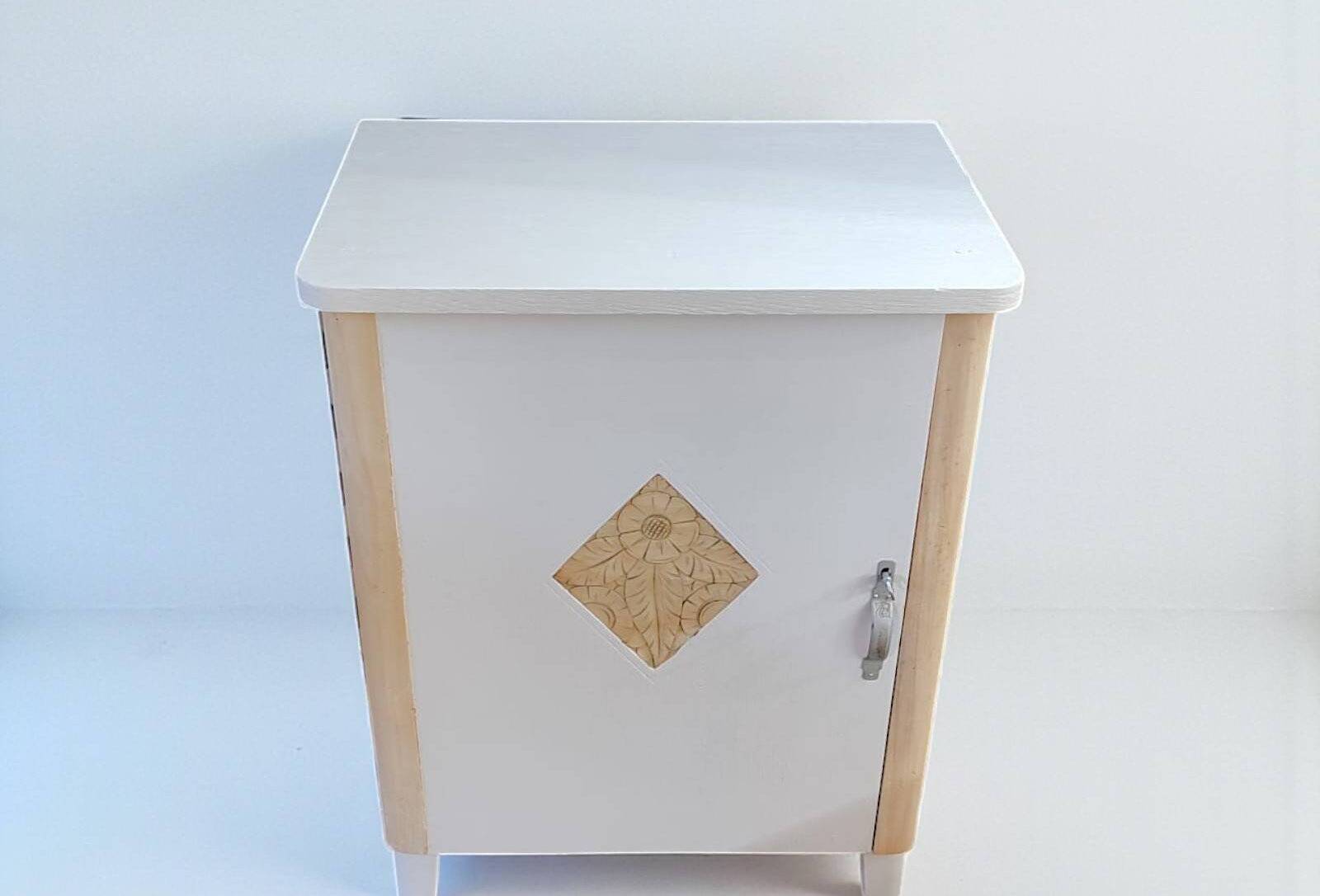 Petit meuble de rangement vintage – bois clair et rose poudré