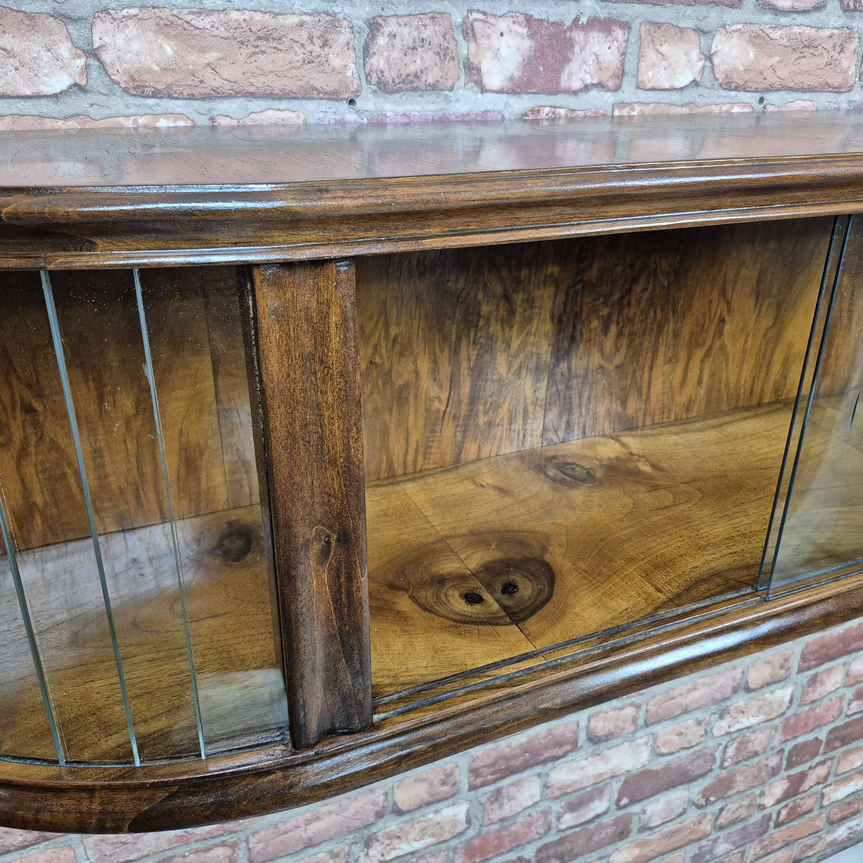 Vitrine Art Déco en noyer, rénovée