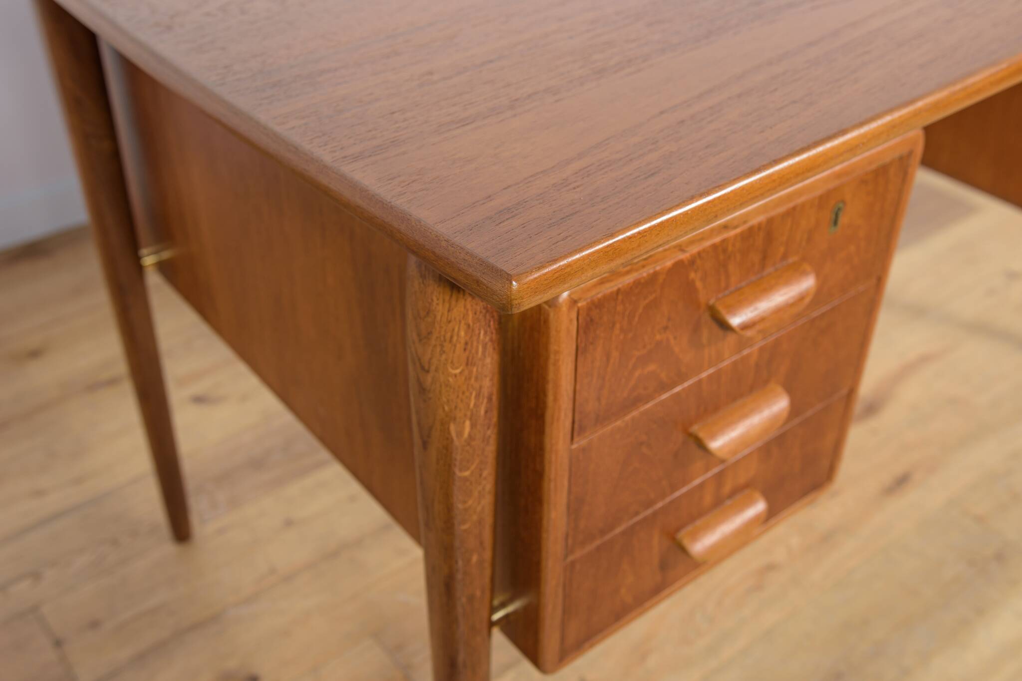 Bureau en teck autoportant de style moderne du milieu du XXe siècle, Danemark, années 1960