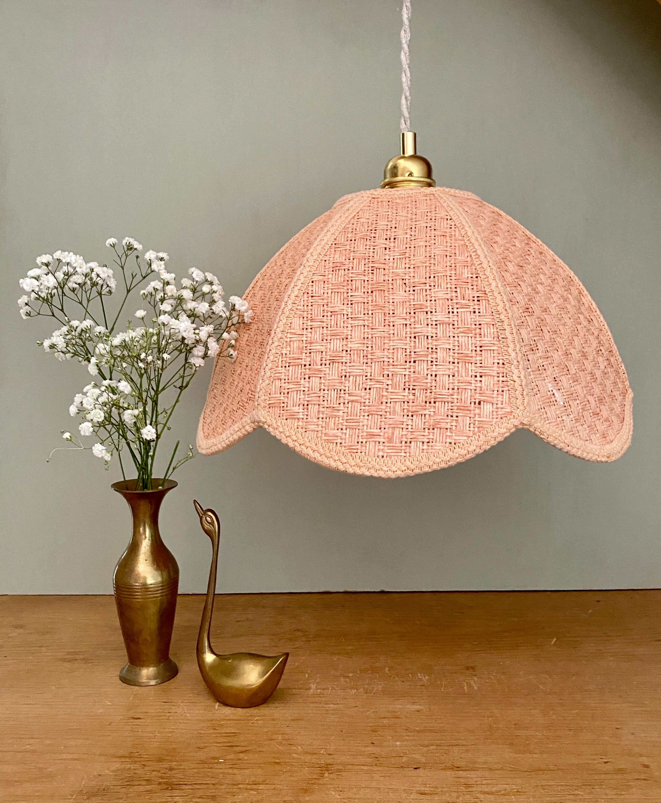 Suspension abat-jour vintage en matière naturelle rose