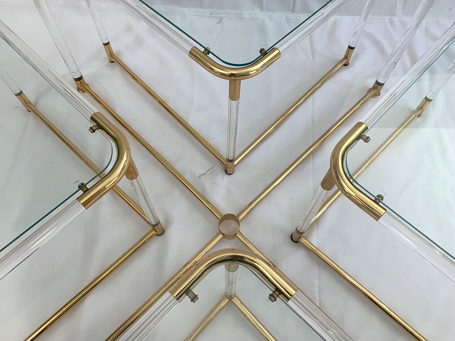 Coffee table and its 4 associated nesting tables in plexiglass and gold metal
