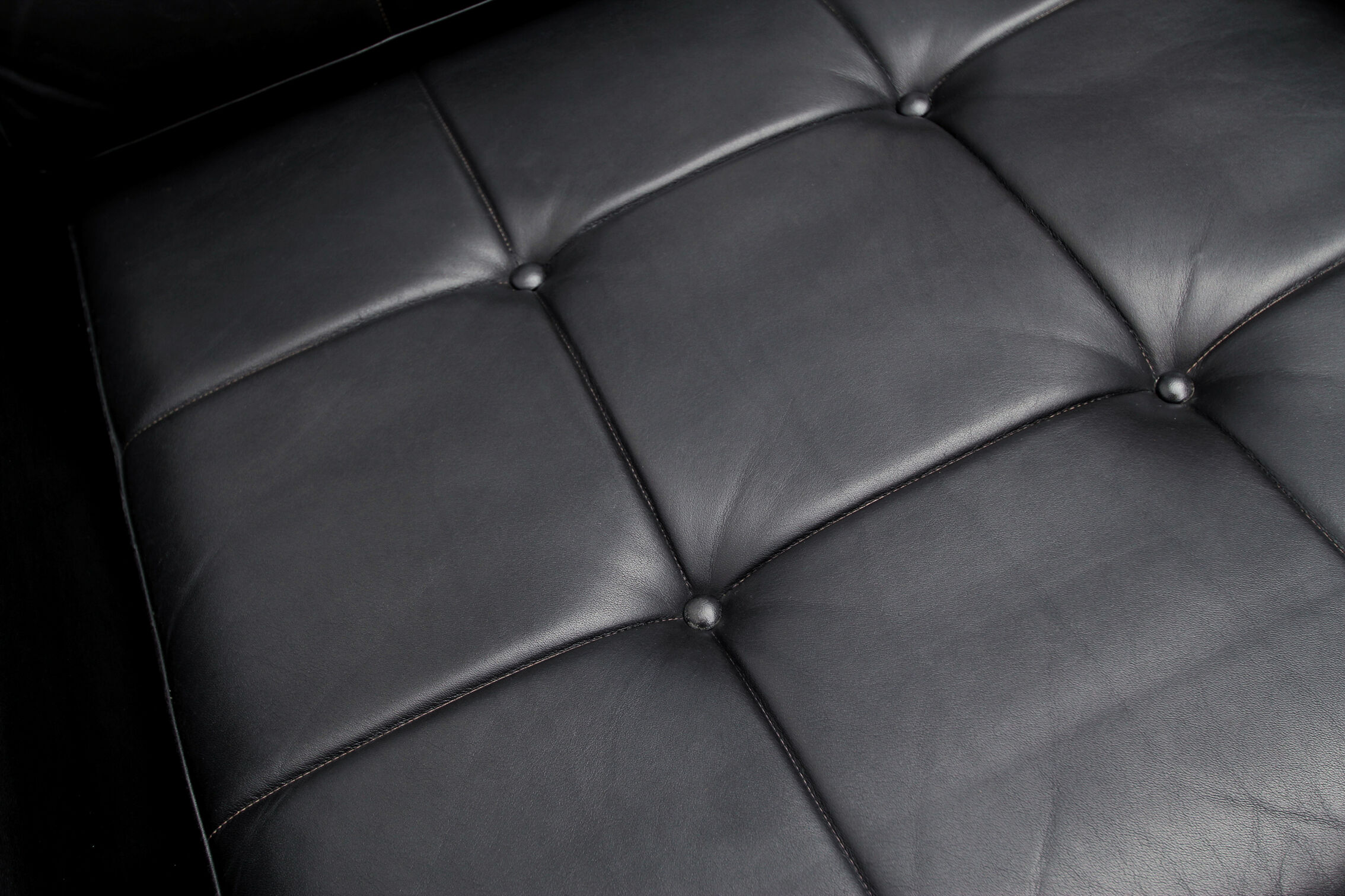 Fauteuil en cuir des années 1970 avec pieds chromés