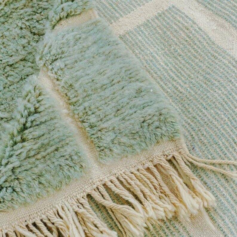 Handmade pure wool traditional green rug size 2/3 m