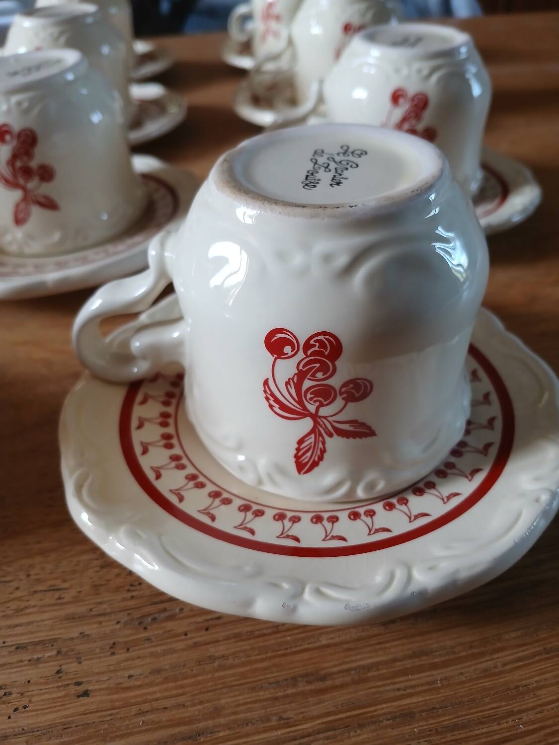 10 tasses et soucoupes "Le grenier de Louise "
