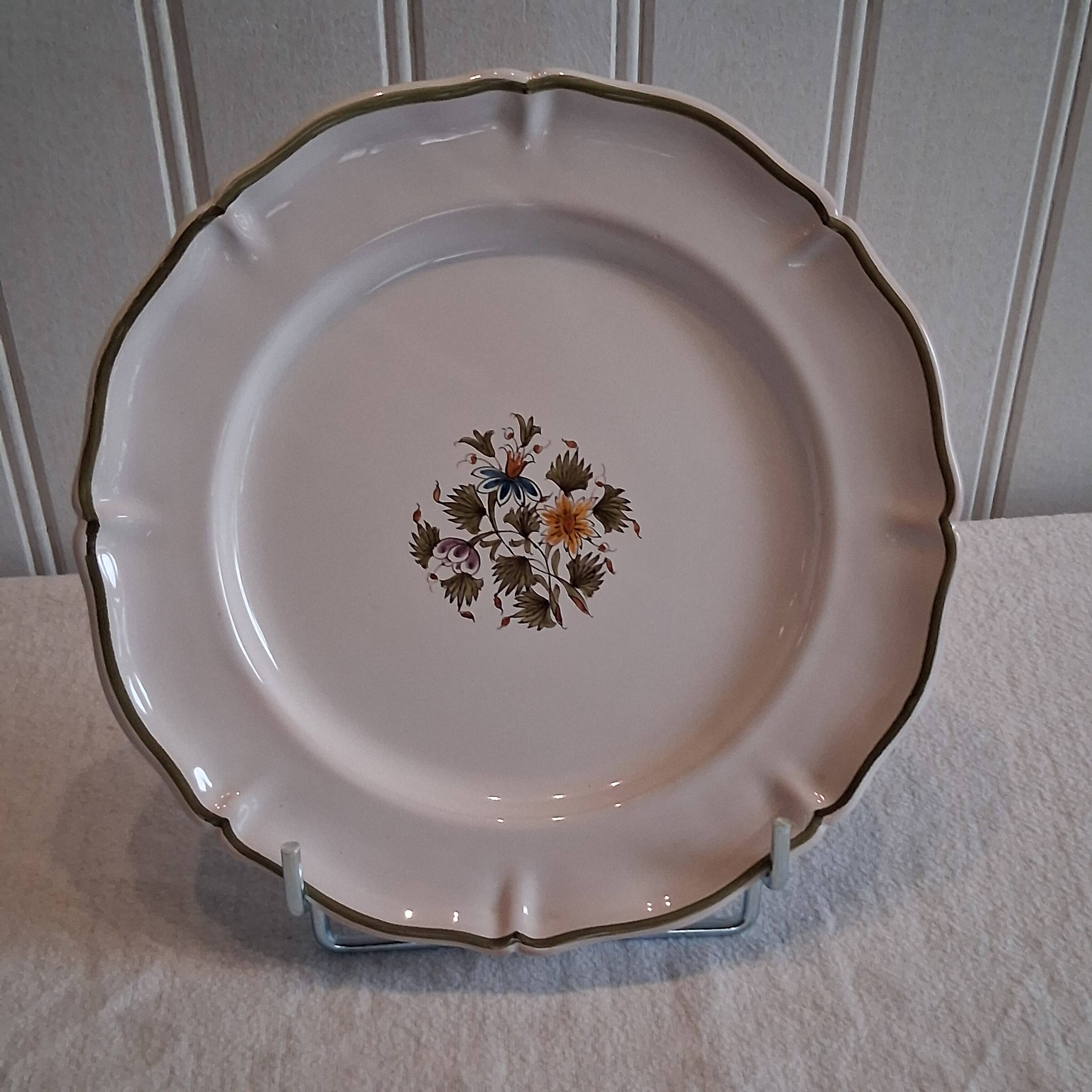 Moustier Feret plate in earthenware in very good condition.