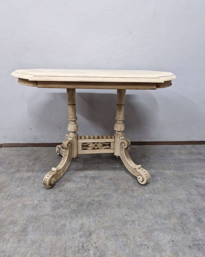 Very beautiful eclectic table.