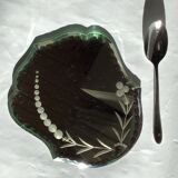 Bevelled mirror engraved under vase or bottle