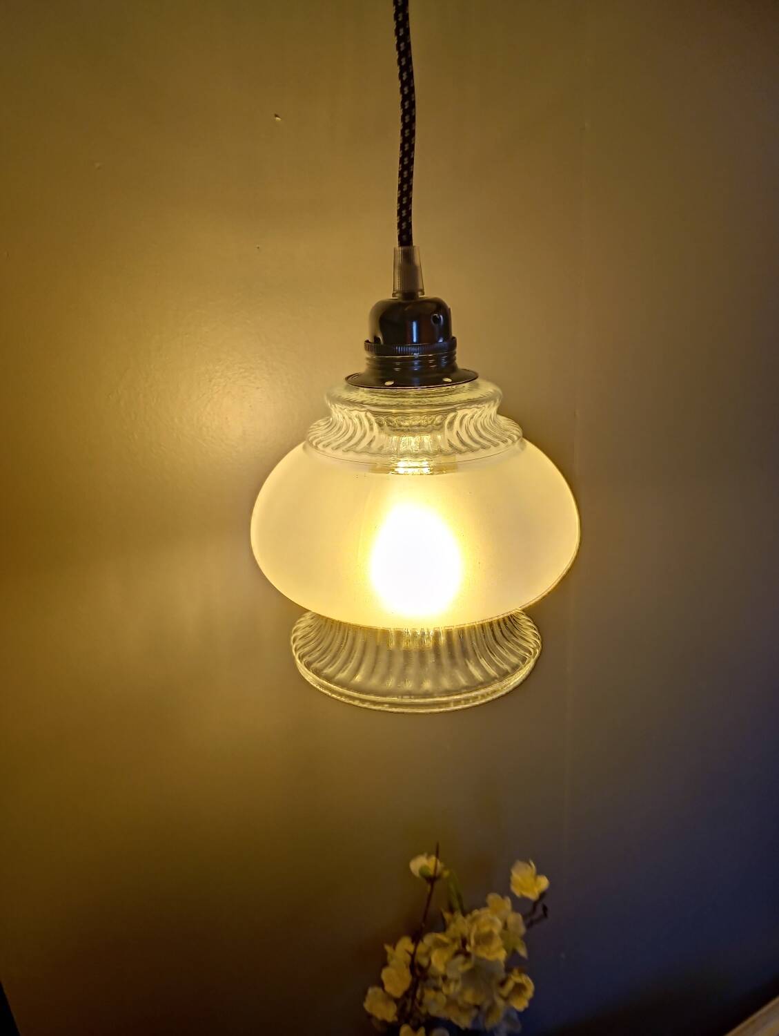 Portable lamp / pendant lamp in white opalescent glass. Art Deco style