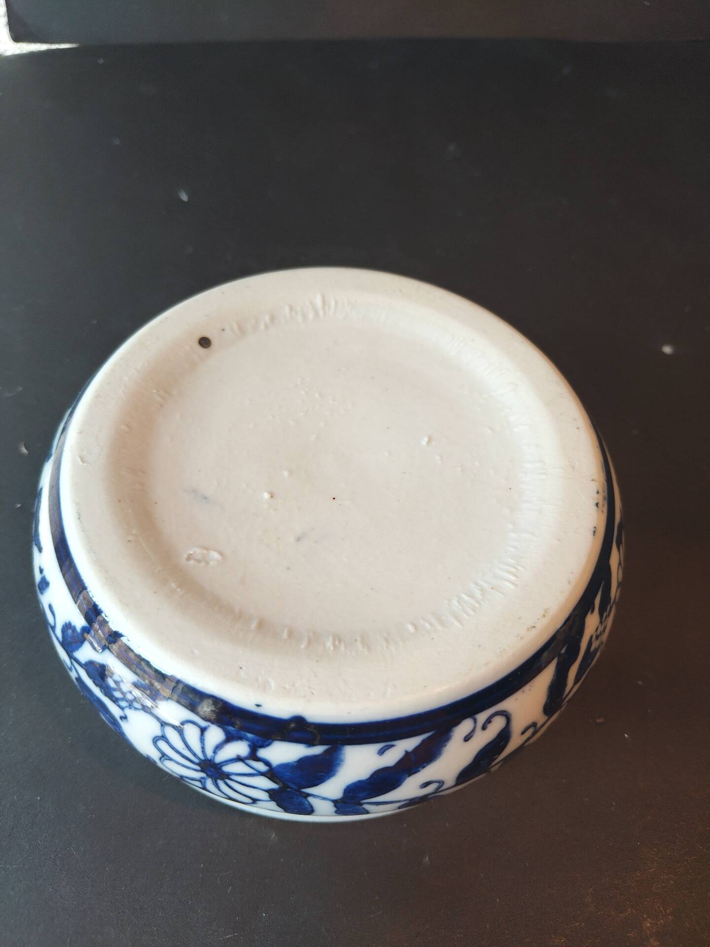 Petite coupe chinoise bleu et blanc à décor floral – XXe siècle