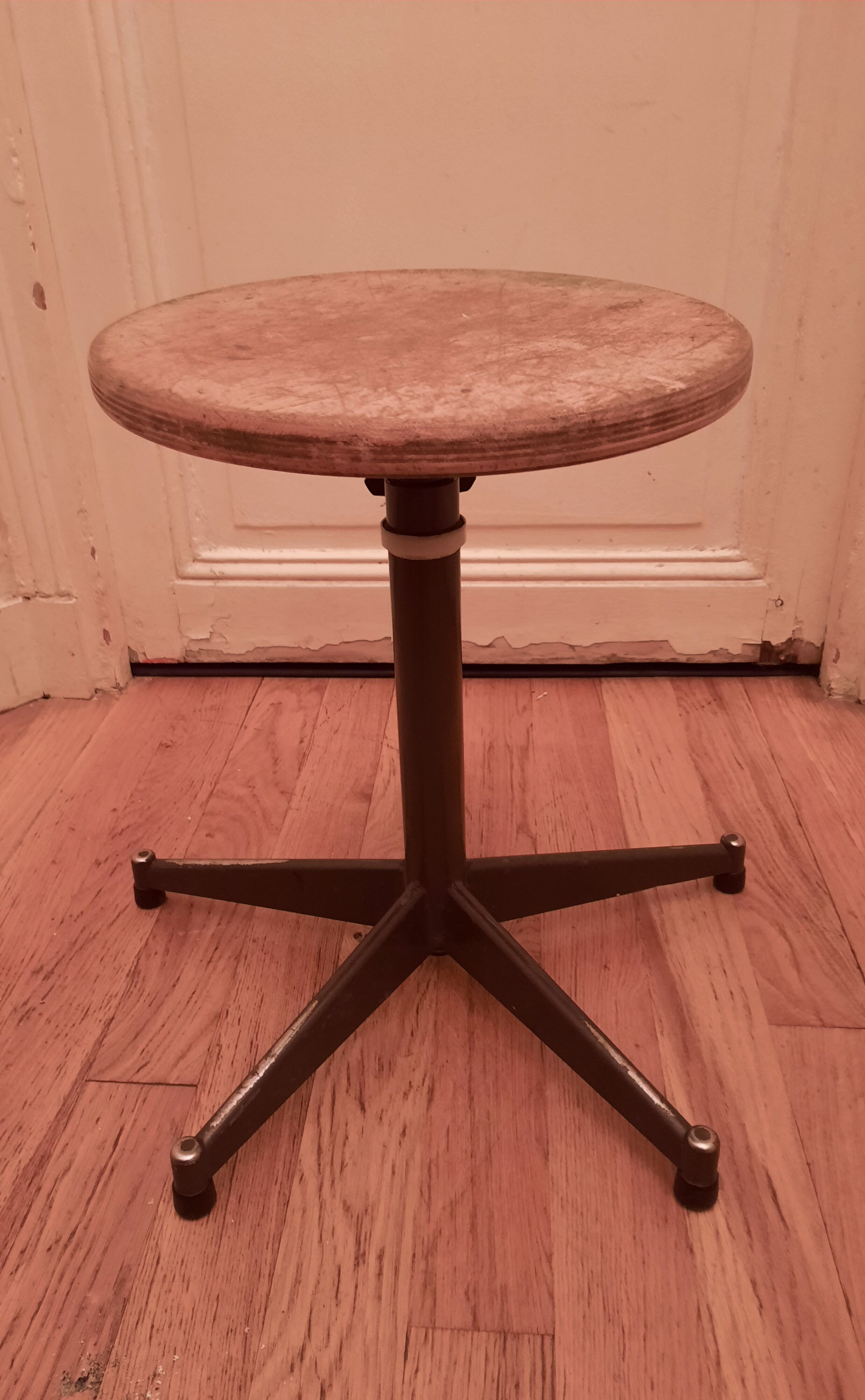 Tabouret d'atelier réglable