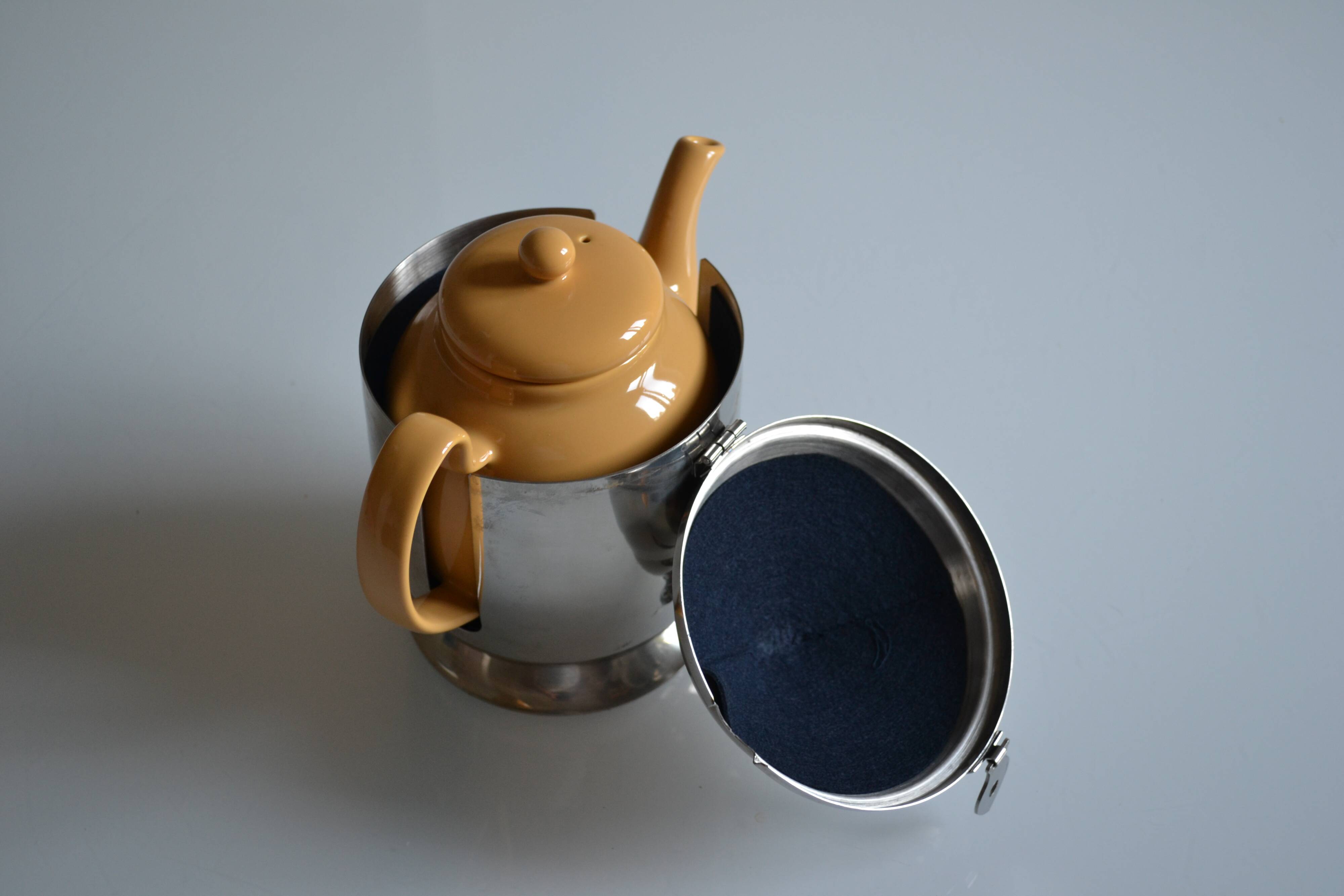 Insulated ceramic teapot with metal and felt 0.5 liters