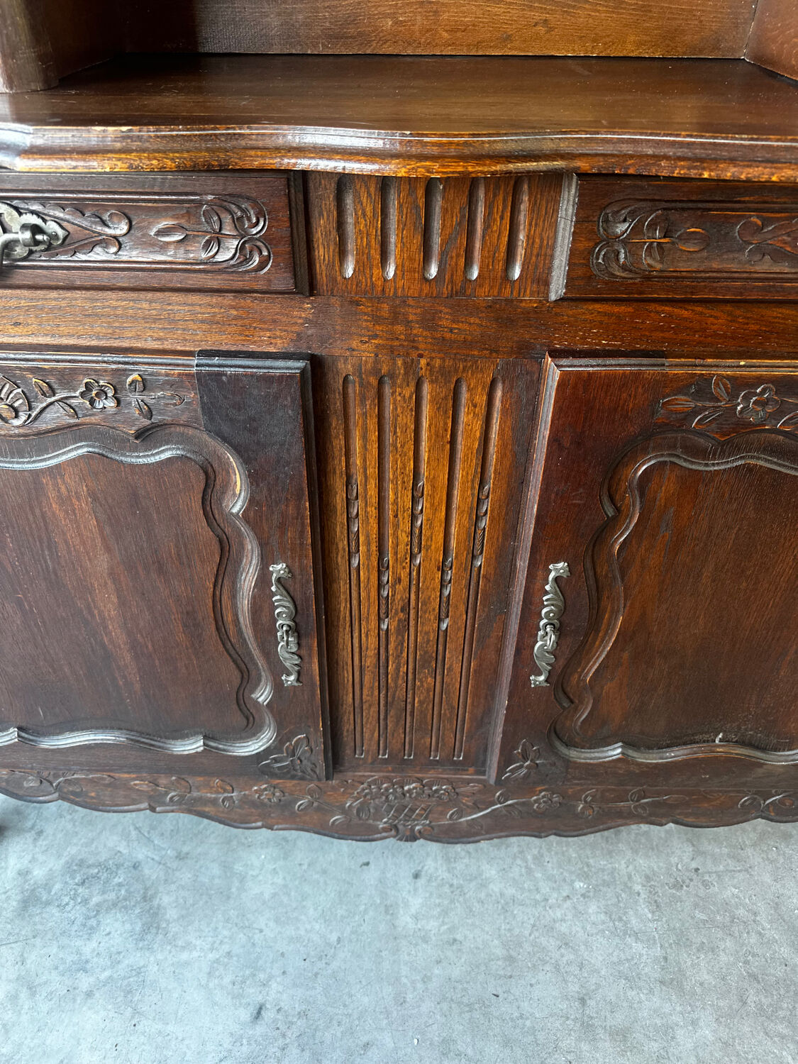 Buffet deux corps ancien en chêne sculpté – Style Louis XV – Vaisselie