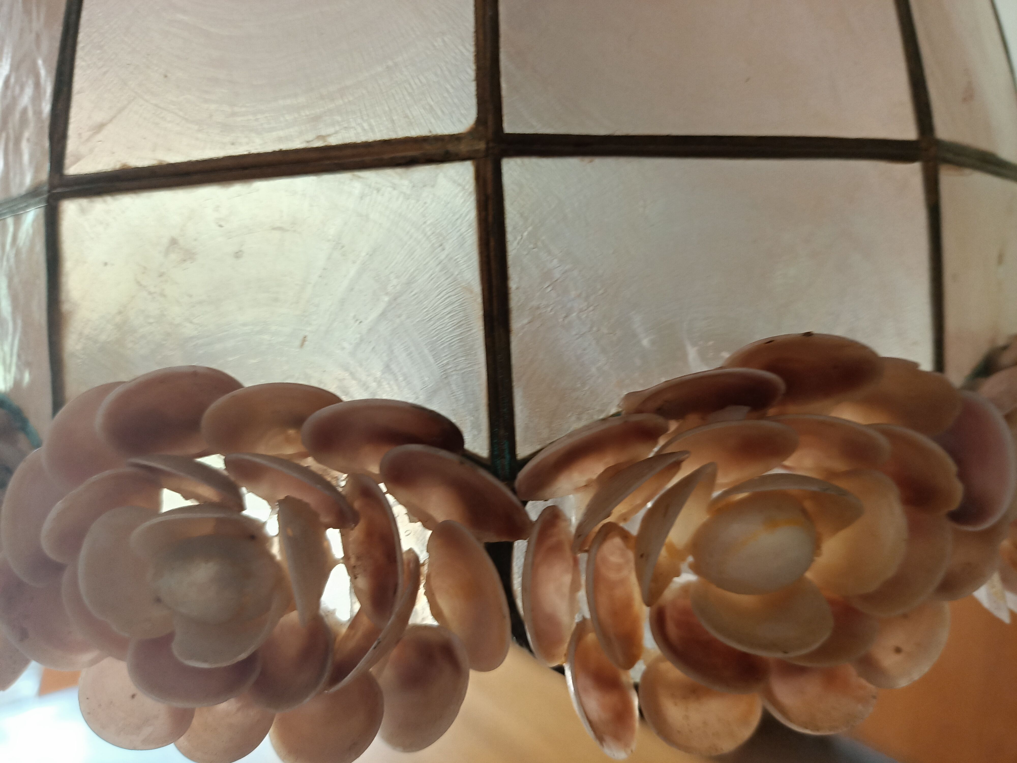 Vintage mother-of-pearl suspension