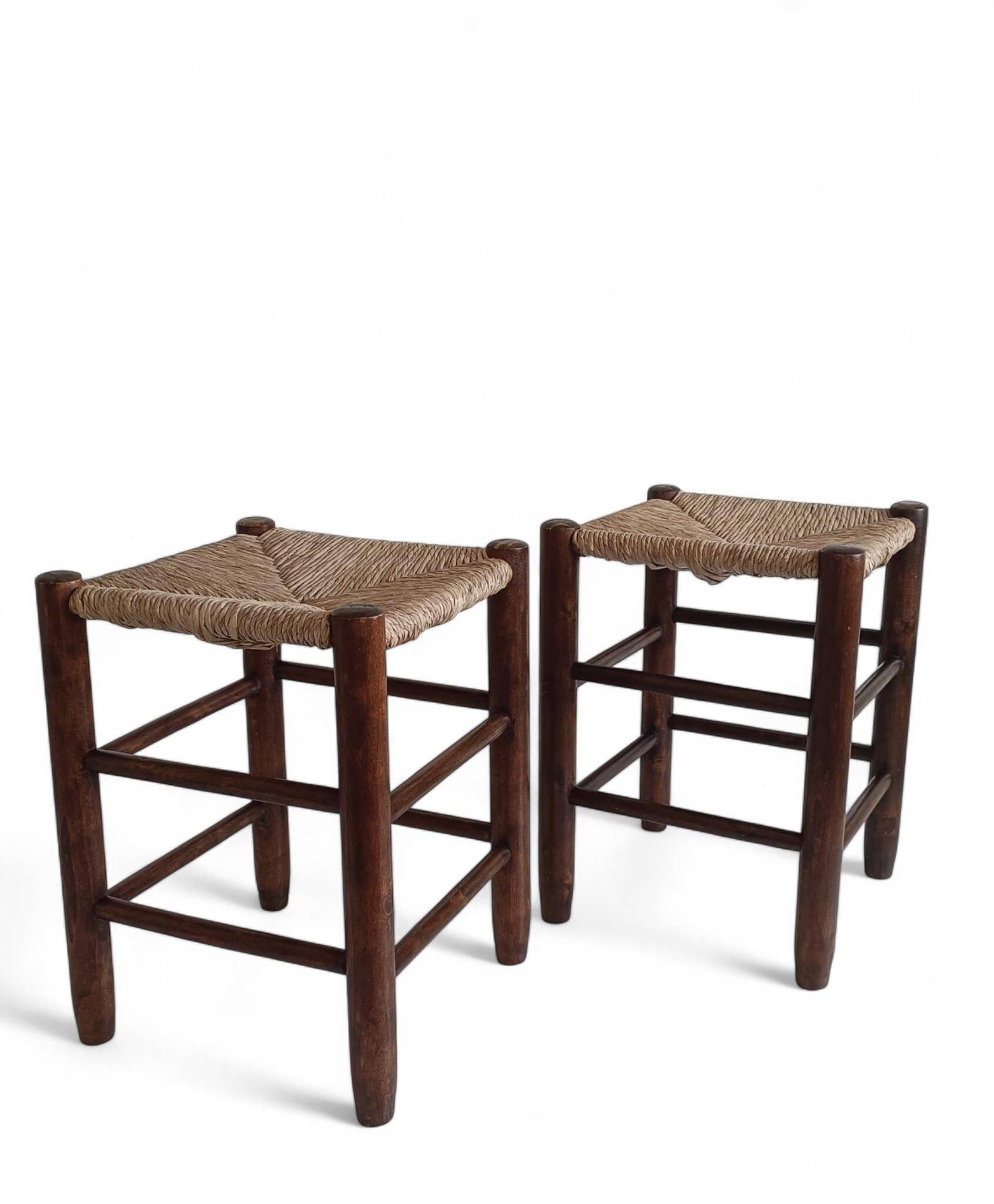 Style Charlotte Perriand, paire de tabourets en bois rustique et paille, France, vers 1950.