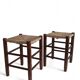 Style Charlotte Perriand, paire de tabourets en bois rustique et paille, France, vers 1950.
