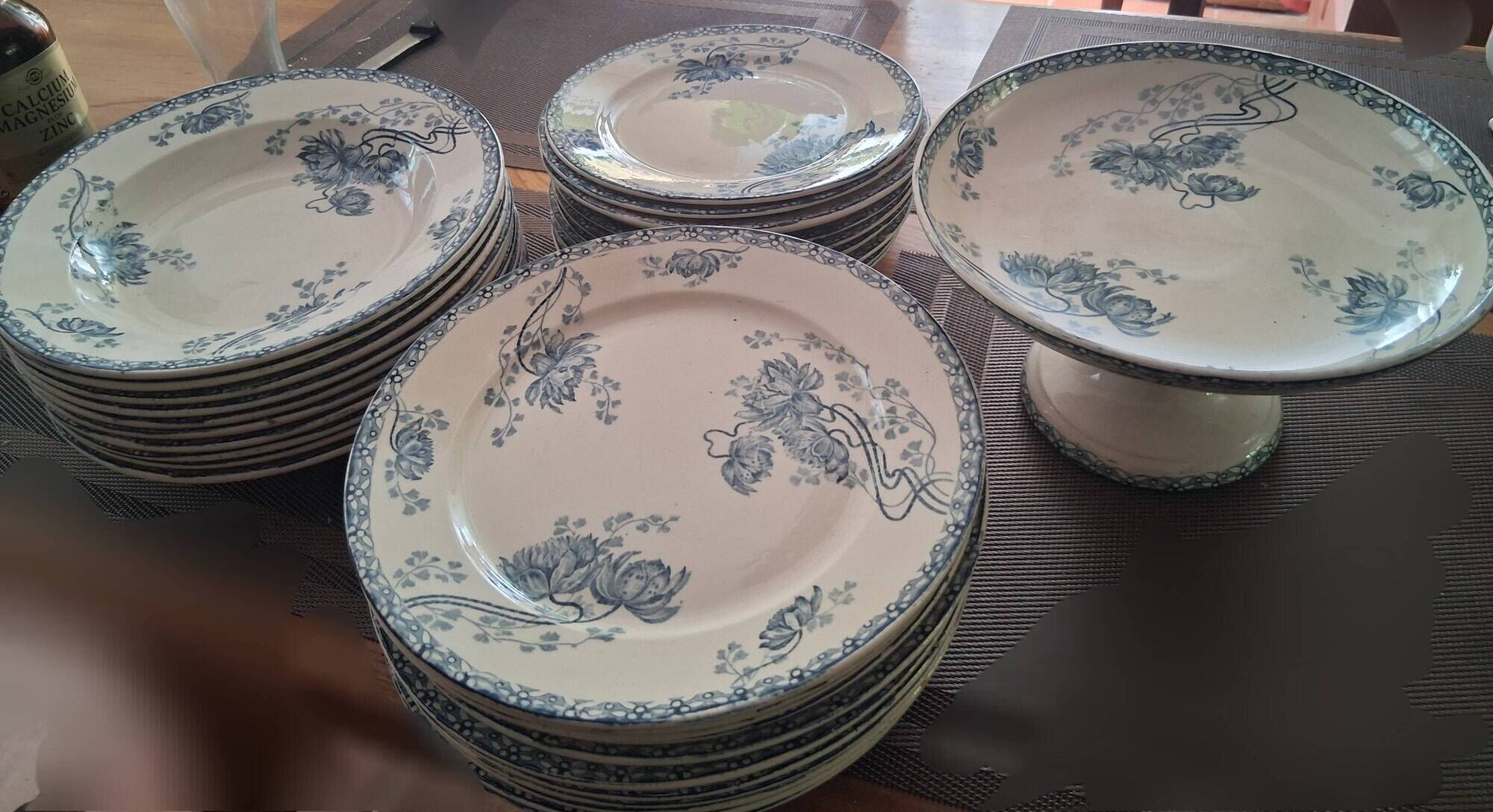 Service of 33 plates and compote dish Royat U&C Sarreguemines 1900 in blue ironstone.