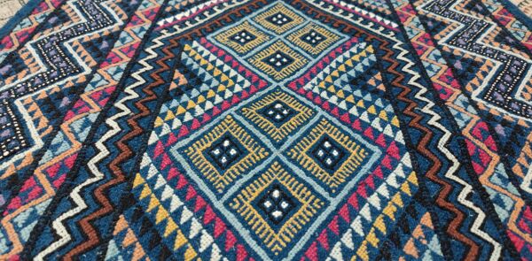 Tapis bleu à motifs multicolores tissés mains en laine naturelle
