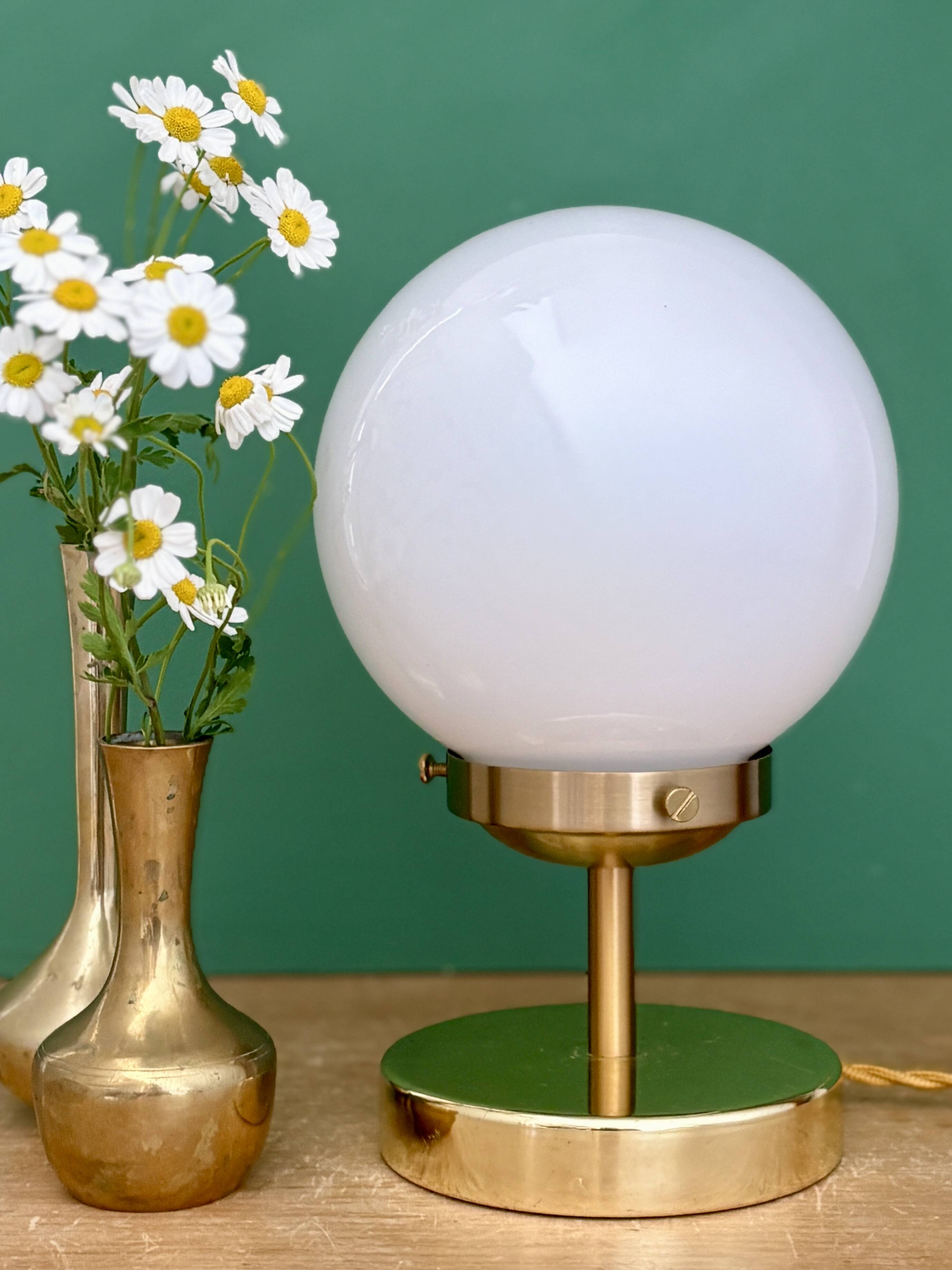 Vintage globe table lamp in white opaline.