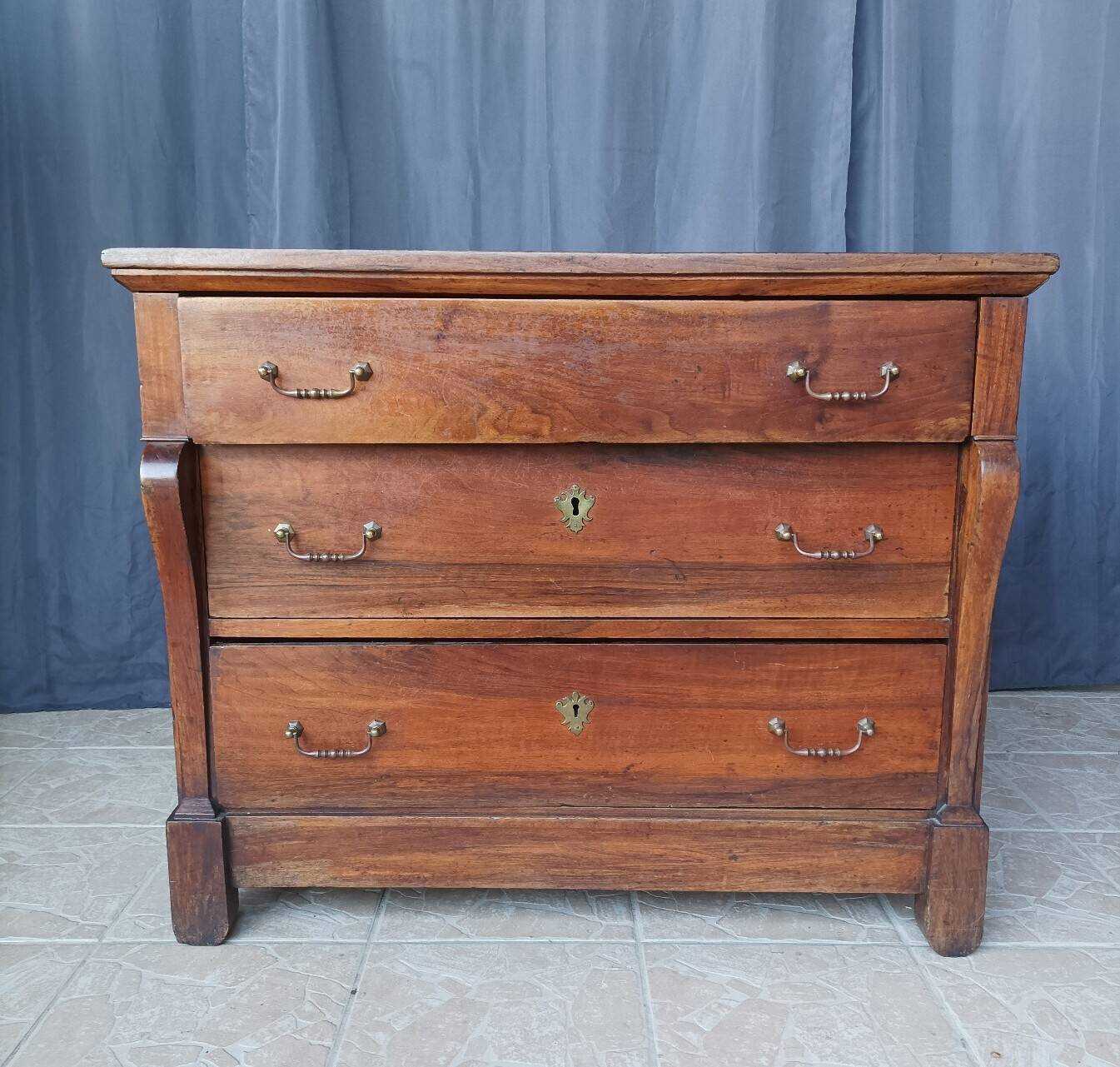 Secretary commode with a cross design from the Restoration period in walnut.