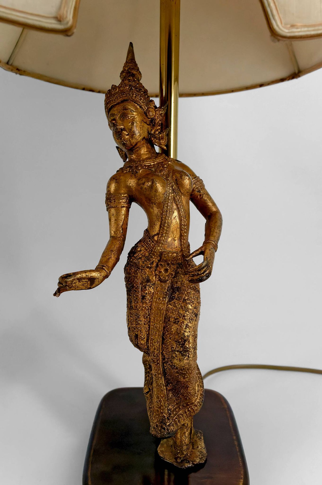 Paire de Lampes Sculpturales en Bronze Doré, Danseuses Thaïs, XXe