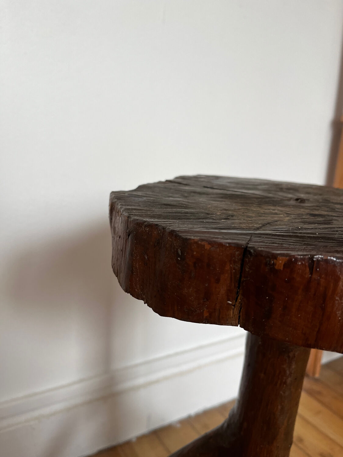Tabouret tripode brutaliste