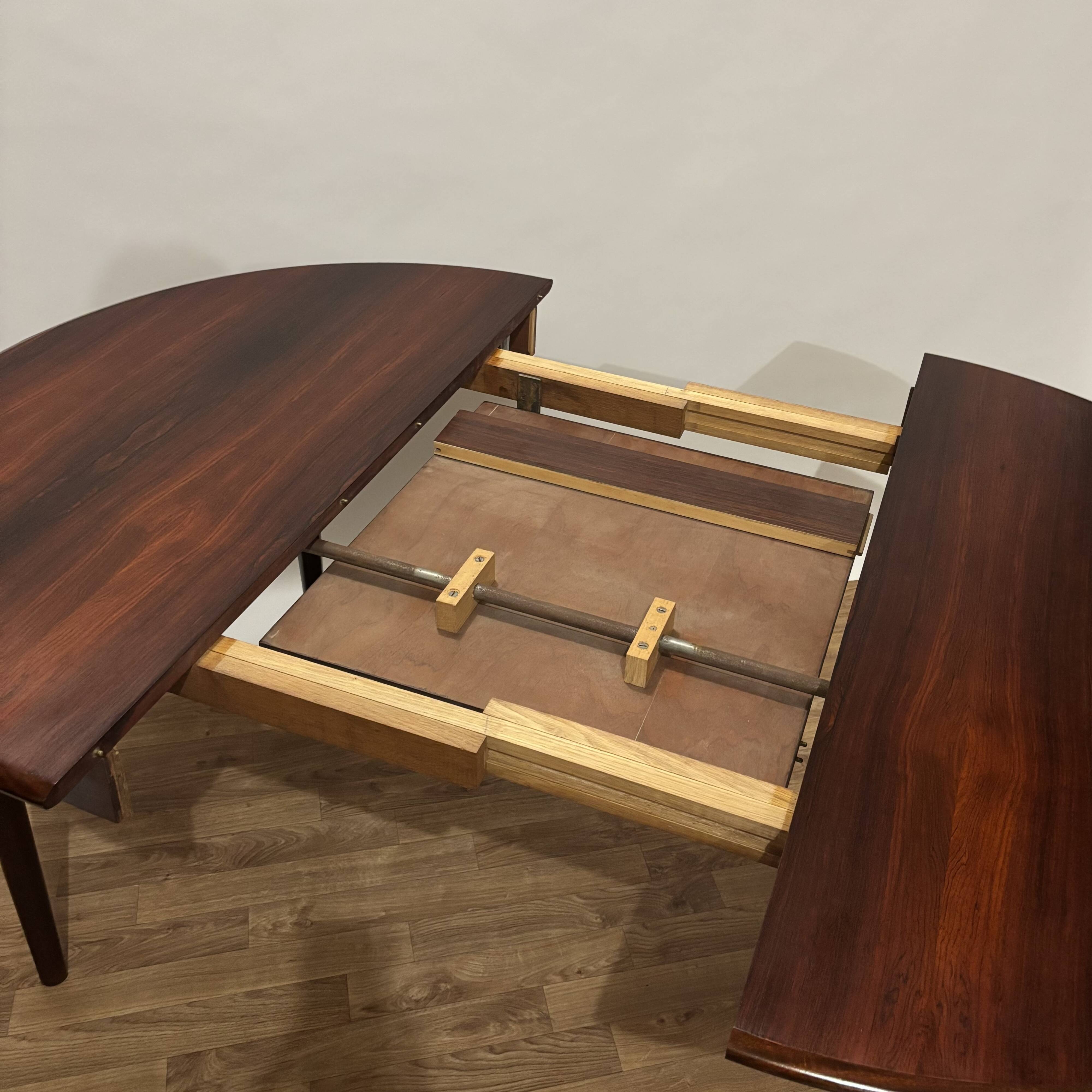 Extendable dining table in Rio rosewood.